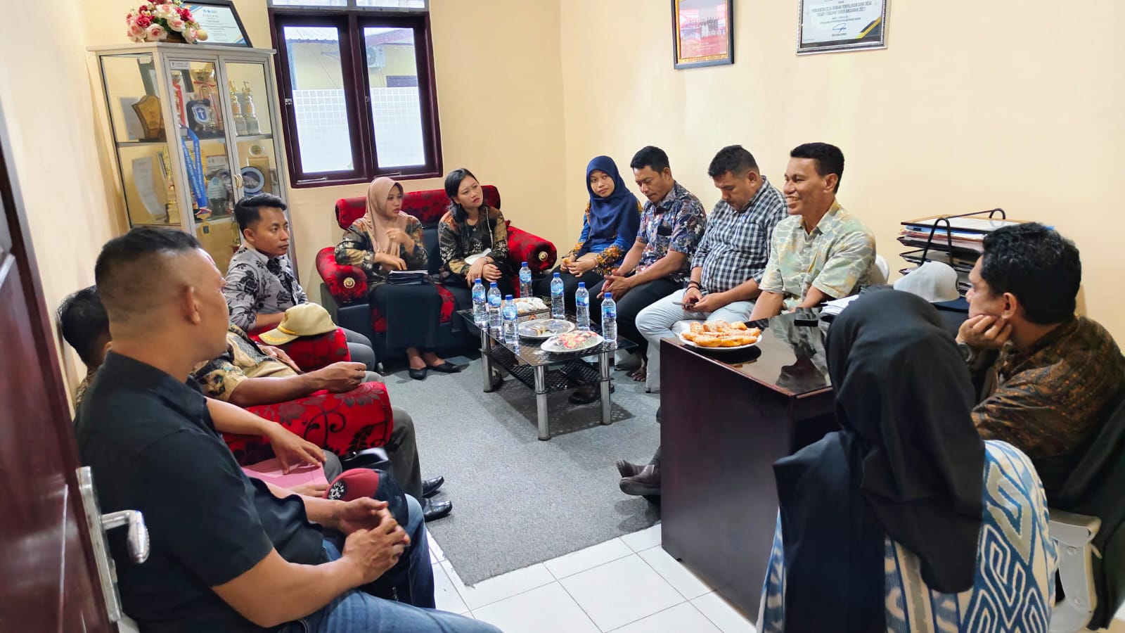 Ramah tamah bersama Kades dan Perangkat Desa Debowae, Kab. Buru